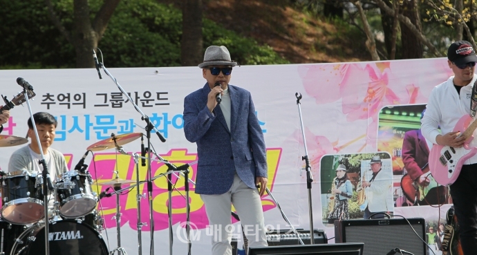 관객들과 눈길을 마주치며 노래하는 성남지역 명MC겸 가수로 활동중인 박신준