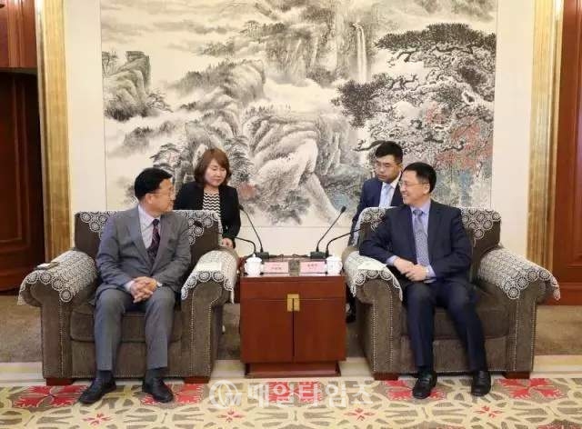 엄태준 이천시장이 중국 웨이팡시를 방문이 중국 웨이팡 후이신안과 환담하고 있다.