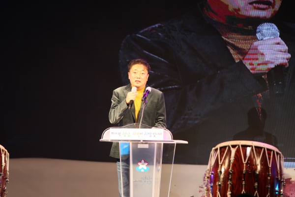 박문석 의장이 제33회 성남문화예술축제개막식에서 인사말을 하고 있다.