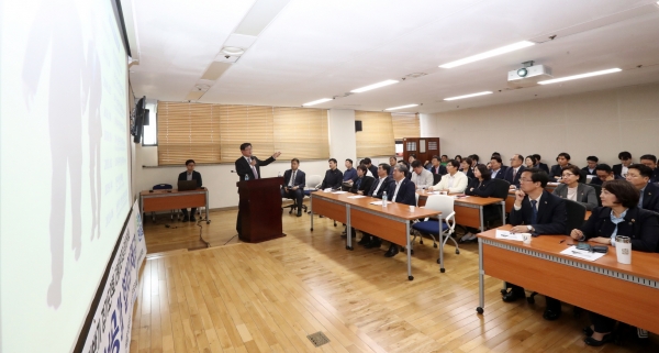 더불어민주당 정치아카데미 3강에서 전해철 국회의원이 강의를 하고 있다.