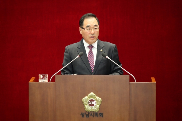 제248회 성남시의회 임시회에서 윤창근 의원이 5분발언을 하고 있다.