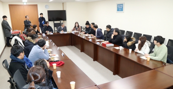 경기도의회 송한준 의장이 대만 단수이 천연회의소 방문단을 영접하고있다.