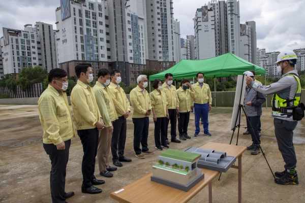 박호근 위원장을 비롯한 도시건설위원들이 남한산성 순화도로 확장공사현장을 방문 관계자의 설명을 듣고 있다.