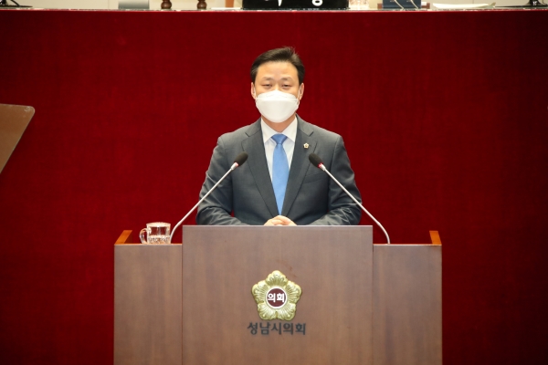 성남시의회 이준배 의원이 제259회 제2차정례회 제1차 본회의에서 5분발언을 하고 있다.