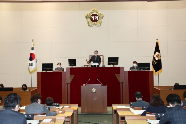 성남시의회 윤창근 의장이 제259회 제2차 졍례회 제1차 본회의 개회를 선언하고 있다.