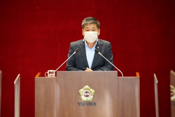 성남시의회 최현백 의원이 본회의장에서 판교트램관련 5분발언을 하고 있다.