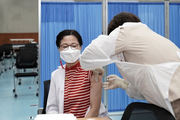 성남시 보건소 관계자가 아스트라제네카 백신을 접종하고 있다.