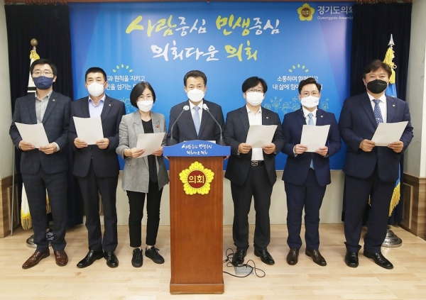 경기도의회 더불어민주당협의회가 남북 통신선 복원을 환영하는 논평을 밝히고 있다.