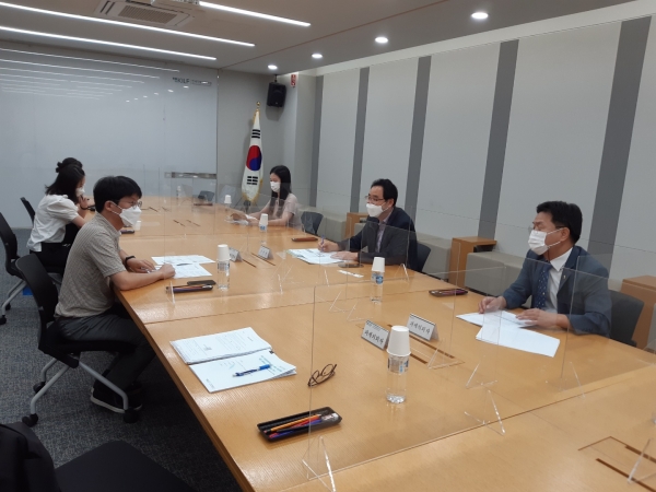 임채철 도의원이 한국지방세연구원연구용역 최종보고회에 참석, 관련보고를 청취하고 있다.