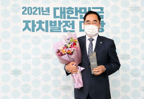 2021 대한민국 자치발전대상을 수상한 성남시의회 윤창근 의장이 기념촬영을 하고 있다.