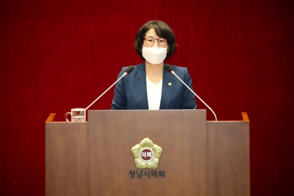 성남시의회 임정미 시의원이 본회의에서 5분발언을 하고 있다.