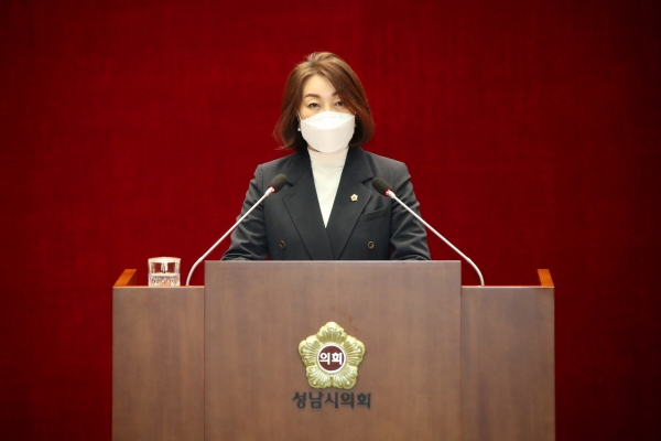 김선임 의원이 제258회 임시회 제2차 본회의에서 반려동물 사체서리 관련 5분발언을 하고 있다.
