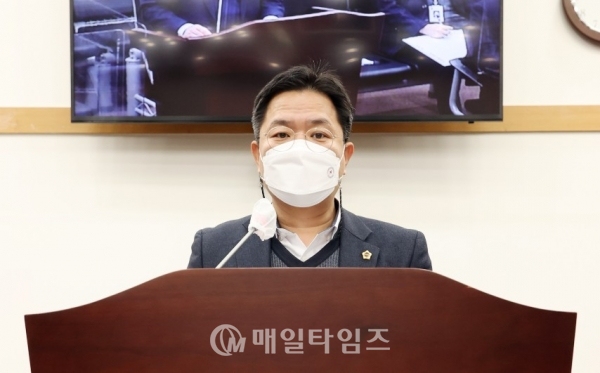 경기도의회 임채철 의원이 제안설명을 하고 있다.