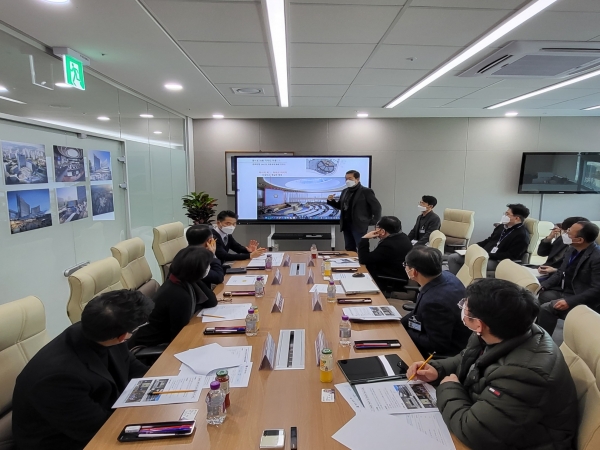 ‘경기도의회 신청사 공간디자인 개선방안 자문회의’를 개최하고 있다.