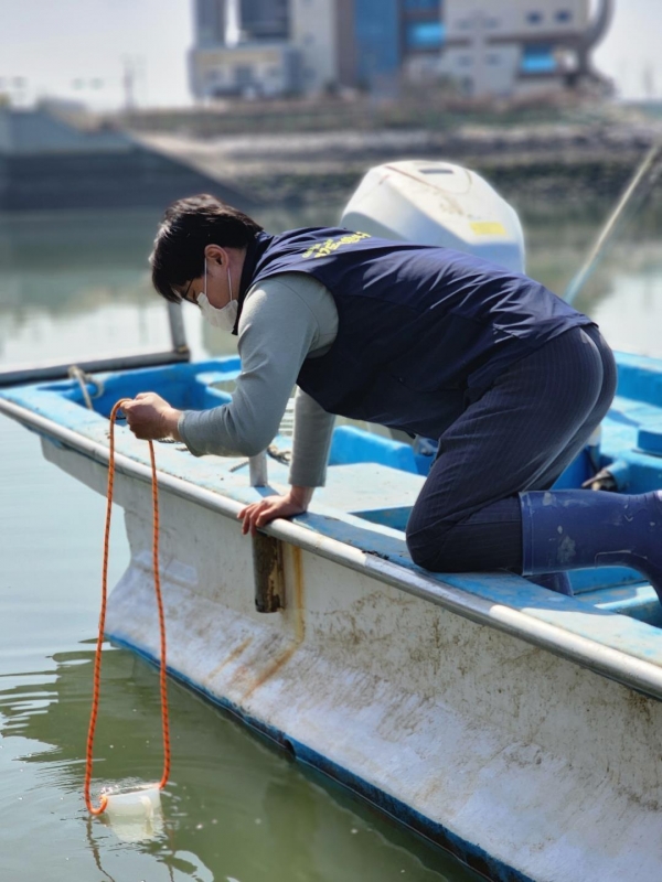 경기도보건환경연구원이 비브리오패혈증균 검사를 위해 바닷물을 채수하고 있다.