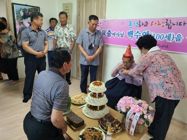 이천시 관고동 주민들이 100세 어른신 생신을 축하해 드리고 있다.