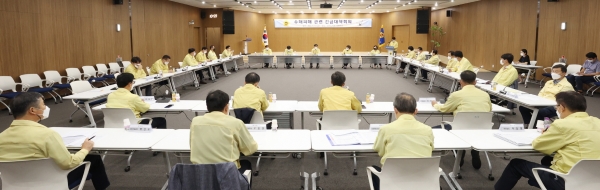 경기도의회 염종현 의장이 의회 대회의실에서 수해관련 긴급대책회의를 하고 있다.