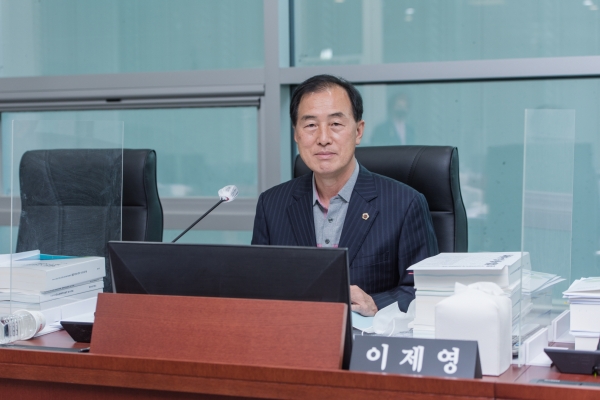 경기도의회 이재영의원이 보건환경연구원의 검사확대를 촉구하고 있다.
