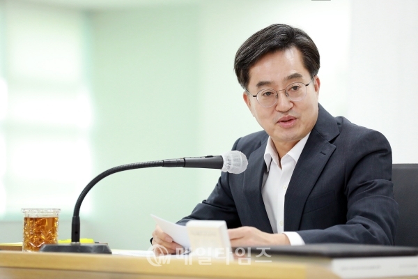 김동연 경기도지사가 8월 도정열린 회의에서 지역화페 예산전액삭감에 대해 유감을 표명하고 있다.
