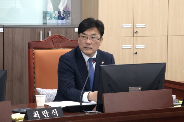 경기도의회 최만식 의원이 경기도도시농업활성화 지원 조례 일부개정조례안을 설명하고 있다.