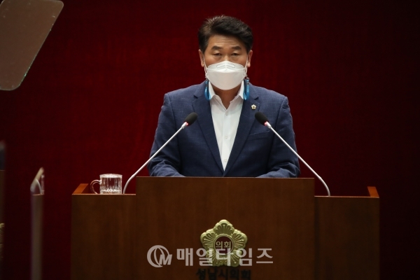 성남시의회 강상태 의원이 제263회 정례회에서 5분자유발언을 하고 있다.