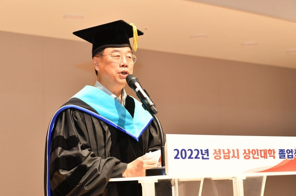 신상진 성남시장이 상인대학 졸업식에서 기념사를 하고 있다.&nbsp;