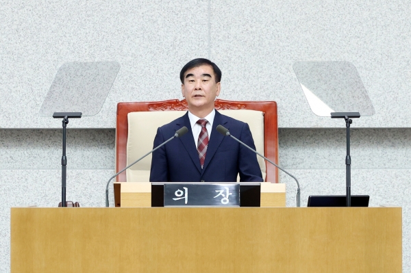 경기도의회 염종현 의장이 개회사를 하고 있다.