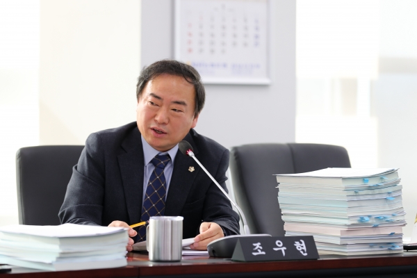 조우현 의원이 성남도시개발공사 임원관련 문제점을 지적하고 있다.