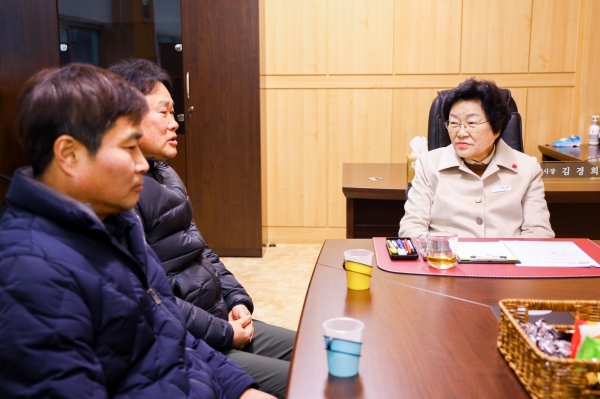 김경희 이천시장이 남부시장실에서 민원인과 차담을 나누고 있다.