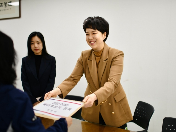 김은혜 전 대통령실 홍보수석이 분당구 선관위에 예비후보 등록을 하고 있다.