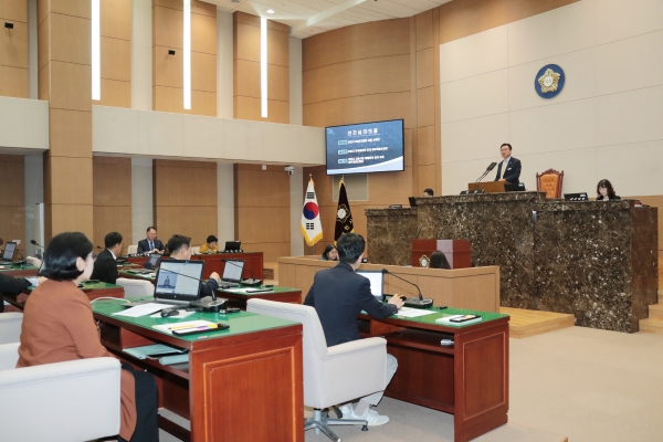 이천시의회 김하식 의장이 제239회 임시회 폐회를 선언하고 있다.